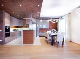 State of the art home suite with 180 degree panoramic lake view, pool and spa sleeping up to 10 guests by Italian Apartments