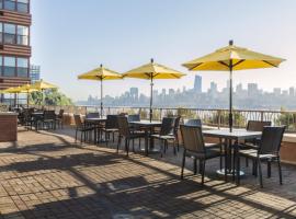 Global Luxury Suites at Hoboken Waterfront，位于霍博肯的酒店