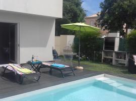Tavira independent suite with Pool at Casa Reflexos，位于塔维拉特拉埃斯特里塔海滩附近的酒店