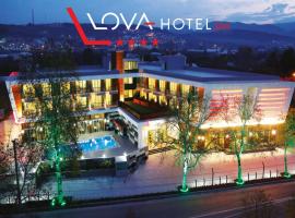 亚洛瓦洛瓦SPA酒店，位于亚洛瓦的带泳池的酒店