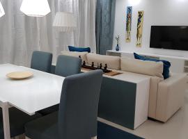 Elegant Modern Blue Apartment，位于普拉亚佛得角大学附近的酒店