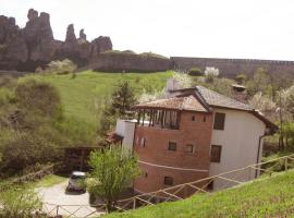 Castle Cottage Bed & Breakfast，位于贝洛格拉奇的酒店