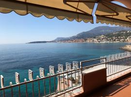 Una terrazza sul mare - Balzi Rossi，位于文蒂米利亚米拉祖尔餐厅附近的酒店