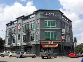 L酒店，位于Simpang Renggam的酒店