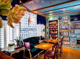 Rosalia's Menagerie Cocktail bar & InnUpstairs，位于阿姆斯特丹的酒店