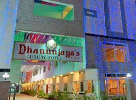 Dhanunjayas Luxury Hotel，位于霍苏尔的酒店
