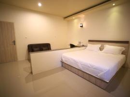 Rayhan Square Hotel，位于Selayar的酒店