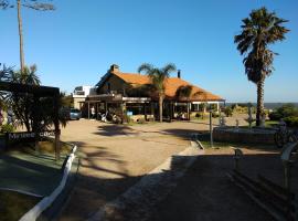 埃尔戴苏布瑞米恩托俱乐部度假村，位于瓜苏维拉的带停车场的酒店