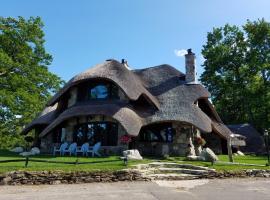 The Mushroom Houses，位于沙勒瓦麦哨巴山游乐区附近的酒店