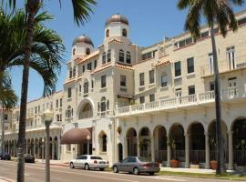Tropical Elegant Palm Beach 2 Bedroom 2 Bathroom Suite Valet Parking Included，位于棕榈滩的酒店