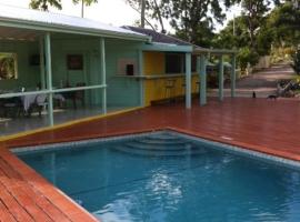 Oceanic View Exclusive Vacation Cottages，位于Fitches Creek的酒店