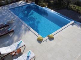 Great located Villa Yanko with heated big pool, garden and sea view，位于图彻皮的带泳池的酒店