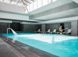雷拉斯Spa谢尔西瓦尔多欧洲酒店，位于谢西的带按摩浴缸的酒店