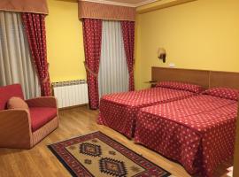 Hotel Benlloch，位于Salas de los Infantes的酒店