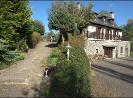 Chambres d'Hôtes Le Moulin du Pont，位于Saint-Bonnet-de-Salers的住宿加早餐旅馆