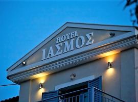 Boutique Hotel Iasmos，位于特里佐尼亚的酒店