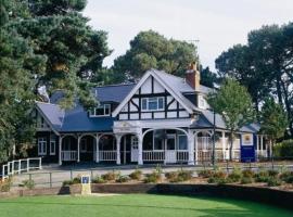 The Lodge At Meyrick Park，位于伯恩茅斯的带泳池的酒店