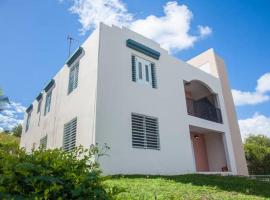 Colinas del Atlantico Vacational House 1st floor，位于伊莎贝拉的酒店
