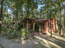 Kanha Jungle Lodge，位于Dhanwār的木屋