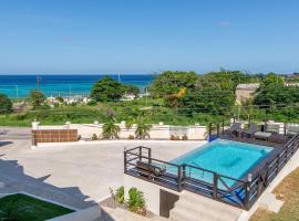 Luxury 2BR Home facing Beach w/Pool Montego Bay #5，位于蒙特哥贝的高尔夫酒店