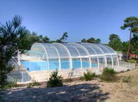 Village Vacances Les Dunes - Domaine de Bombannes，位于卡尔康的酒店