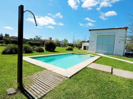 Hermosa Casa con Pileta Roldán Funes Rosario，位于罗尔丹的酒店