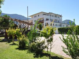 图斯克豪斯酒店，位于Cortina Sulla Strada Del Vino的酒店