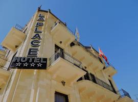 La Place Hotel，位于扎赫勒阿布鲁克火车站附近的酒店