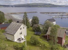 House in central Finnsnes，位于芬斯内斯Coastal Route Terminal Finnsnes附近的酒店