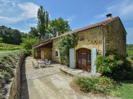 Traditional holiday home with pool，位于Saint-Cernin-de-lʼHerm的酒店