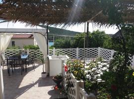 Adorable Summer house by the sea，位于Zapuntel的酒店