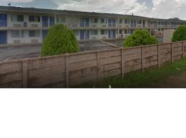 Super 7 Inn Dallas，位于Rylie的酒店