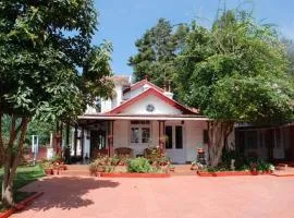 Colonial 4 B/R Home, Great for Families, Coonoor