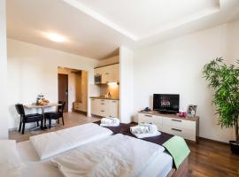 加尔松广场酒店，位于杰尔的浪漫度假酒店