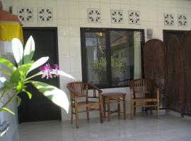欧文客房旅馆，位于沙努尔马塔哈里特雷比特海滩附近的酒店