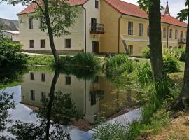 Zámek Jindřichovice，位于Kolinec的带泳池的酒店