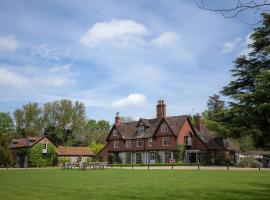 拉文伍德豪尔酒店，位于贝里圣埃德蒙兹的带泳池的酒店