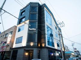 Yeosu Thestay Hostel，位于丽水市突山大桥附近的酒店