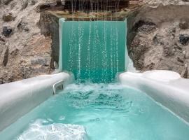 Dandy Cave Villa - Romantic Private & Luxurious - Waterfall Pool - Hot Tub -Up to 8 People，位于安坡里奥圣托里尼的宠物友好酒店