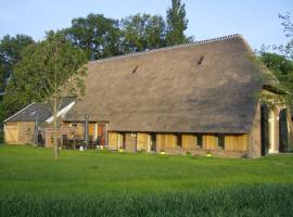 Staying in a thatched barn with bedroom and box bed beautiful view Achterhoek，位于Geesteren的酒店