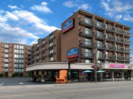 Howard Johnson Plaza by Wyndham by the Falls Niagara Falls，位于尼亚加拉瀑布的酒店