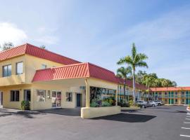 Super 8 by Wyndham Sarasota Near Siesta Key，位于萨拉索塔的酒店