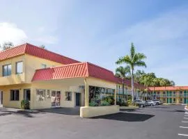 Super 8 by Wyndham Sarasota Near Siesta Key