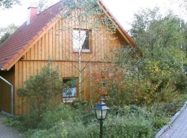 Detached holiday home with a wood stove, in the Bruchttal，位于Bredenborn的酒店