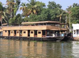 Friends Cruise, Nightstay Houseboat-VACCINATED STAFF，位于阿勒皮的船屋