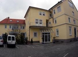 克尔法尔兹酒店，位于施派尔施皮耶市政厅附近的酒店