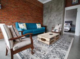 Rustic Retreat Apartment in Durbanville，位于德班维尔卵石漫步购物中心附近的酒店