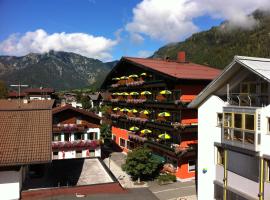 Hotel Tiroler Adler - bed and breakfast，位于瓦德林的酒店