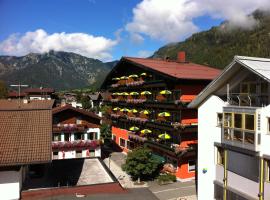 Hotel Tiroler Adler Bed & Breakfast，位于瓦德林的酒店