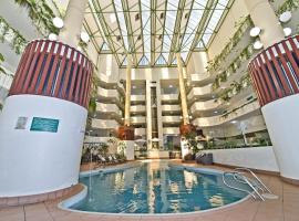 曼杜拉中庭酒店，位于曼哲拉的带泳池的酒店